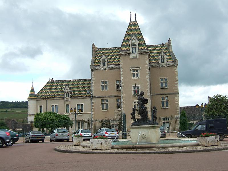 2010-05- (64).JPG - Pünktlich zur Mittagszeit erreichen wir nach 11 km Meursault -  hier das Rathaus aus dem 19. Jahrhundert ...
